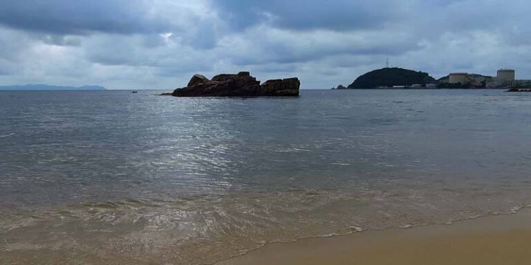 Descubra a Beleza Encantadora da Praia de Cristal em Fukui no Japão