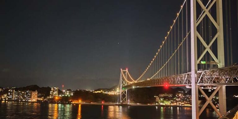 Travessia da Ponte Kanmon em Kitakyushu no Japão